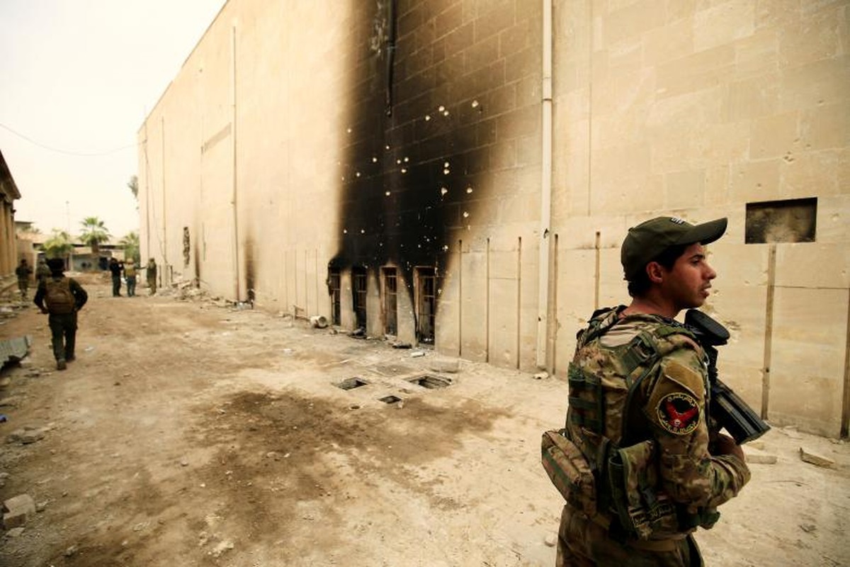 Ben trong bao tang o Mosul bi phien quan IS pha nat-Hinh-8